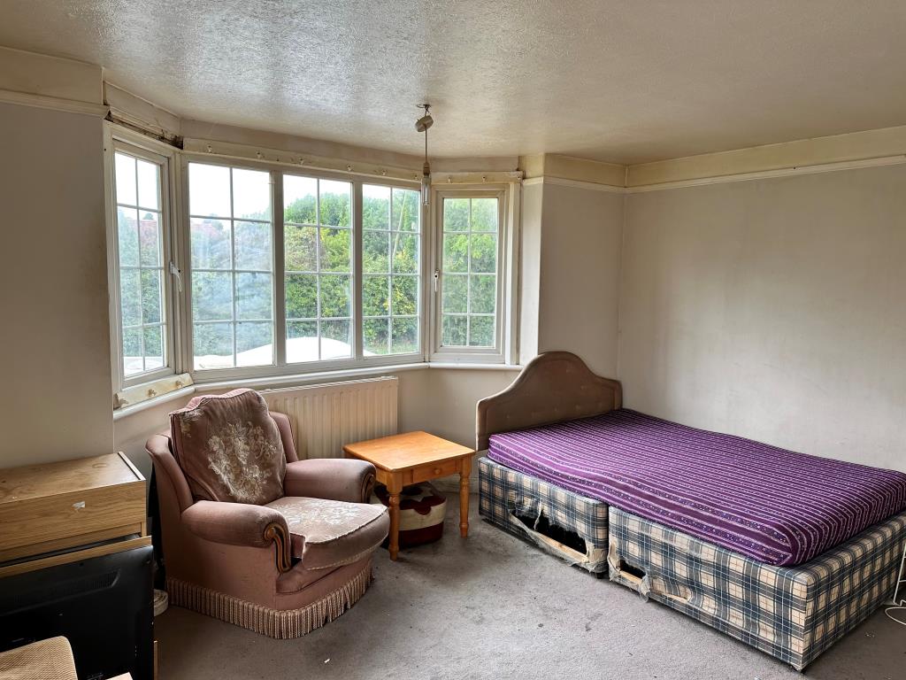 Lot: 136 - DETACHED HOUSE WITH GARAGE AND GARDENS IN NEED OF UPDATING - Front frost floor bedroom